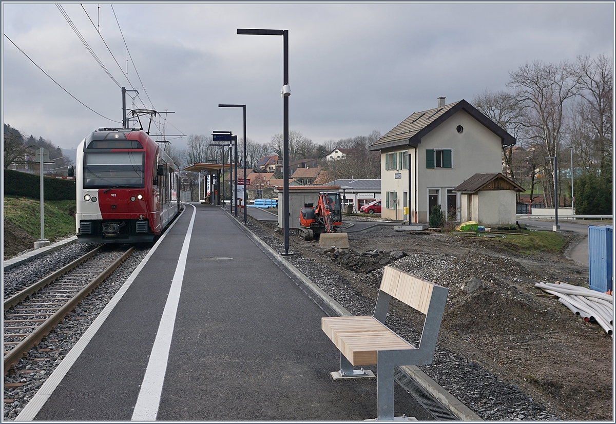 Der TPF ABe 2/4 + B + Be 2/4 (Stadler SURF) 102 im ebenfalls neu gestalteten  Bahnhof  von Remaufens.

28. Dez. 2019