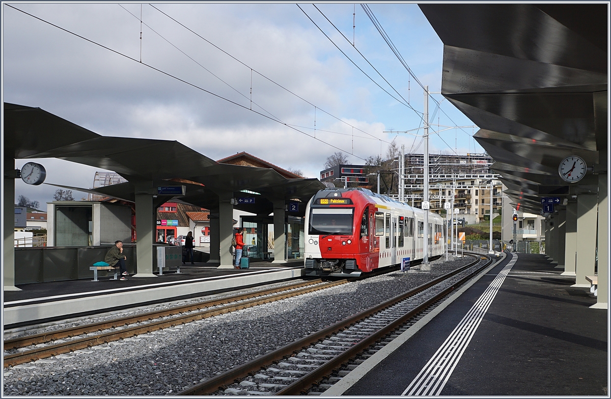 Der TPF ABe 2/4 B Be 2/4 102 erreicht den neuen Bahnhof von Châtel St-Denis. 

28. Dez. 2019