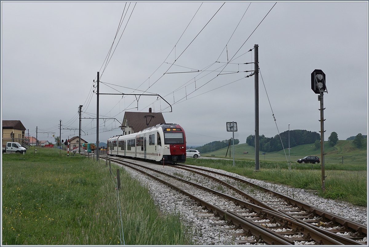 Der TPF Be 2/4 101/ B / ABe 2/4 101 von Palézieux nach Bulle als S50 unterwegs beim Halt in La Verrerie. 

12. Mai 2020