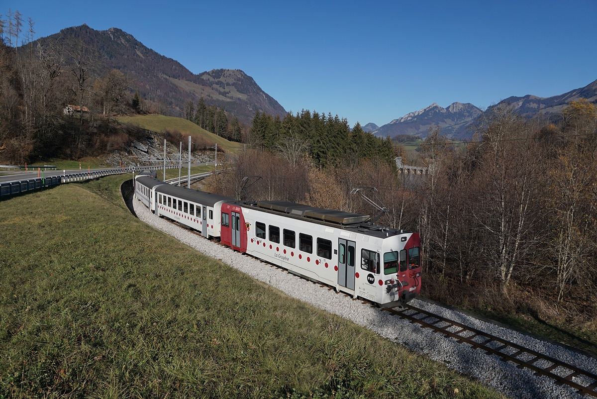 Der TPF Be 4/4 121 mit dem B 207 (ex MOB), B209 (ex MOB) und dem ABt 221 ist kurz nach Lessoc entlang des Stausees Lac de Lessoc als RER 51 14766 unterwegs.

26. Nov. 2020