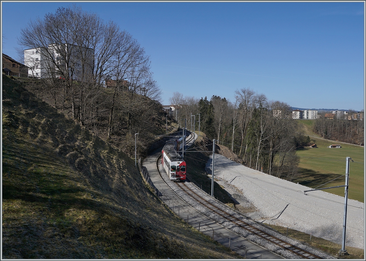 Der TPF Be 4/4 124 mit dem Bt 224 und dem ABt 223 sind als S60 14960 von Bulle auf dem Weg nach Broc-Fabrique und an dieser Stelle schon fast am Ziel der Reise. Die Schmalspurzüge werden bald durch Normalspurzüge aus Bern oder Fribourg abgelöst, rechts im Bild sind schon Geländearbeiten für die Umspurarbeiten erkennbar.

2. März 2021