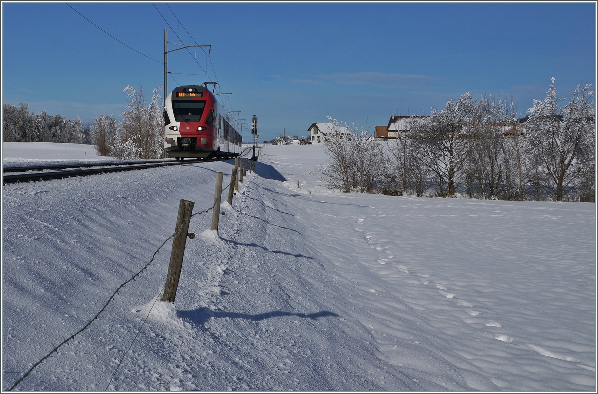 Der TPF FLIRT RABe 527 195 ist als RE 3816 von Bern nach Bulle zwischen Sâles und Vaulruz unterwegs, wobei auch die schöne Winterlandschaft einen Blick verdient.

23. Dezember 2021