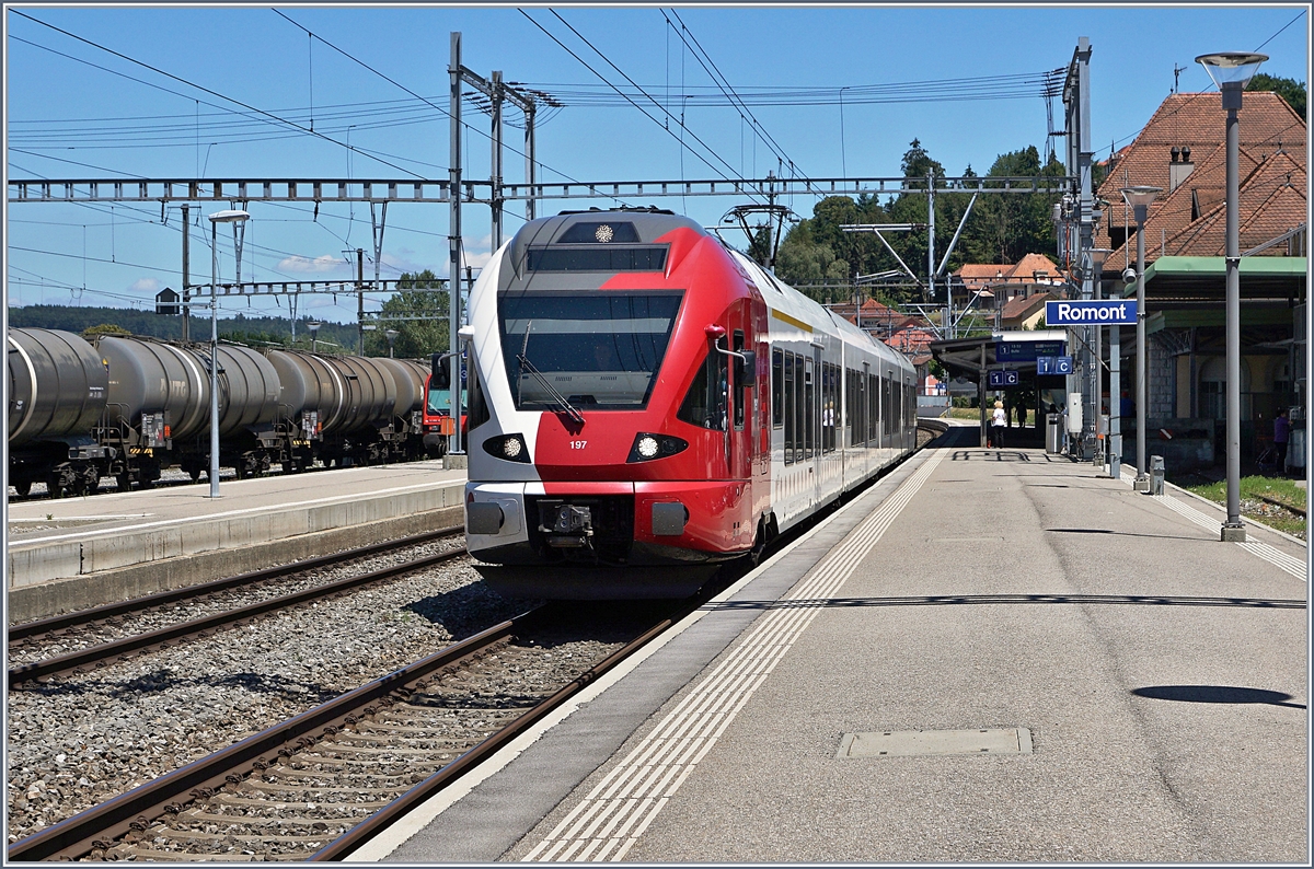 Der TPF RABe 526 197 fährt nach kurzem Halt in Romont nach Bulle weiter.
11. Juli 2018