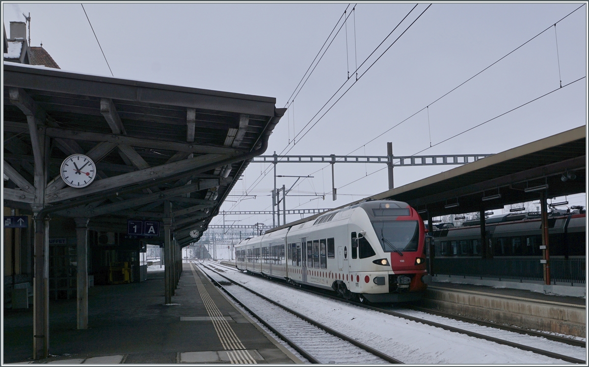 Der TPF RABe 527 193 wartet in Romont auf die Abfahrt in Richtung Fribourg. 

22. Dez 2021

