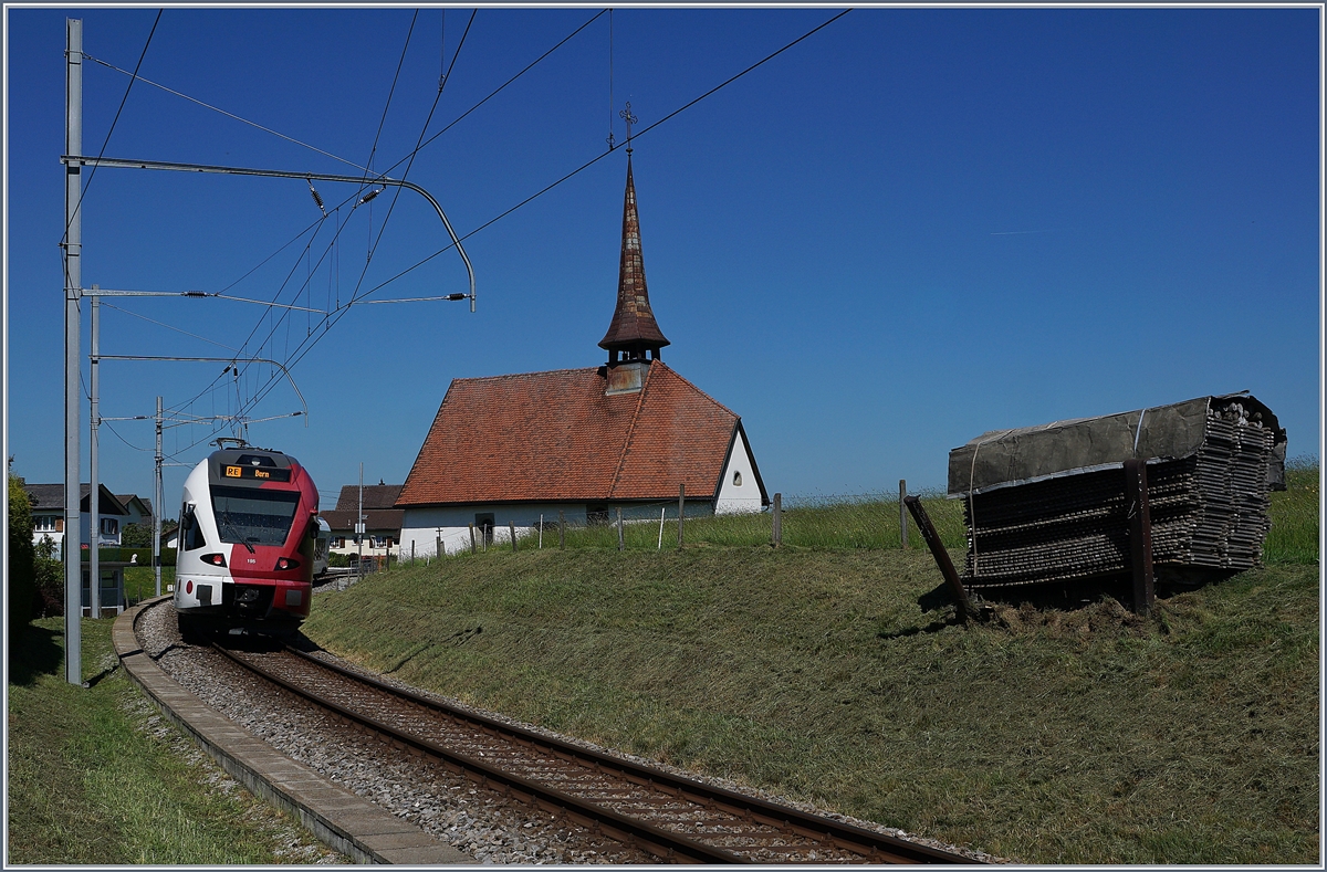 Der TPF RABe 527 195 ist als RE von Bulle nach Bern bei Vauluz unterwegs.

19. Mai 2020