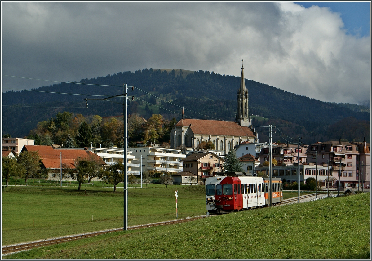 Der TPF Regionalzug 14829 (Bulle -Palzieux) hat den Bahnhof von Chtel St-Denis verlassen und fhrt nun seinem nahen Ziel zu.
30. Okt. 2013