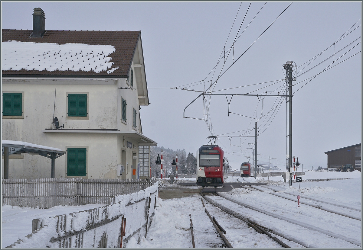 Der TPF SURF Be 2/4 - B - ABe 2/4 103 ist in La Verrerie eingetroffen und wartet auf den Gegenzug, welcher im Hintergrund schon zu erkennen ist.

22. Dezember 2021