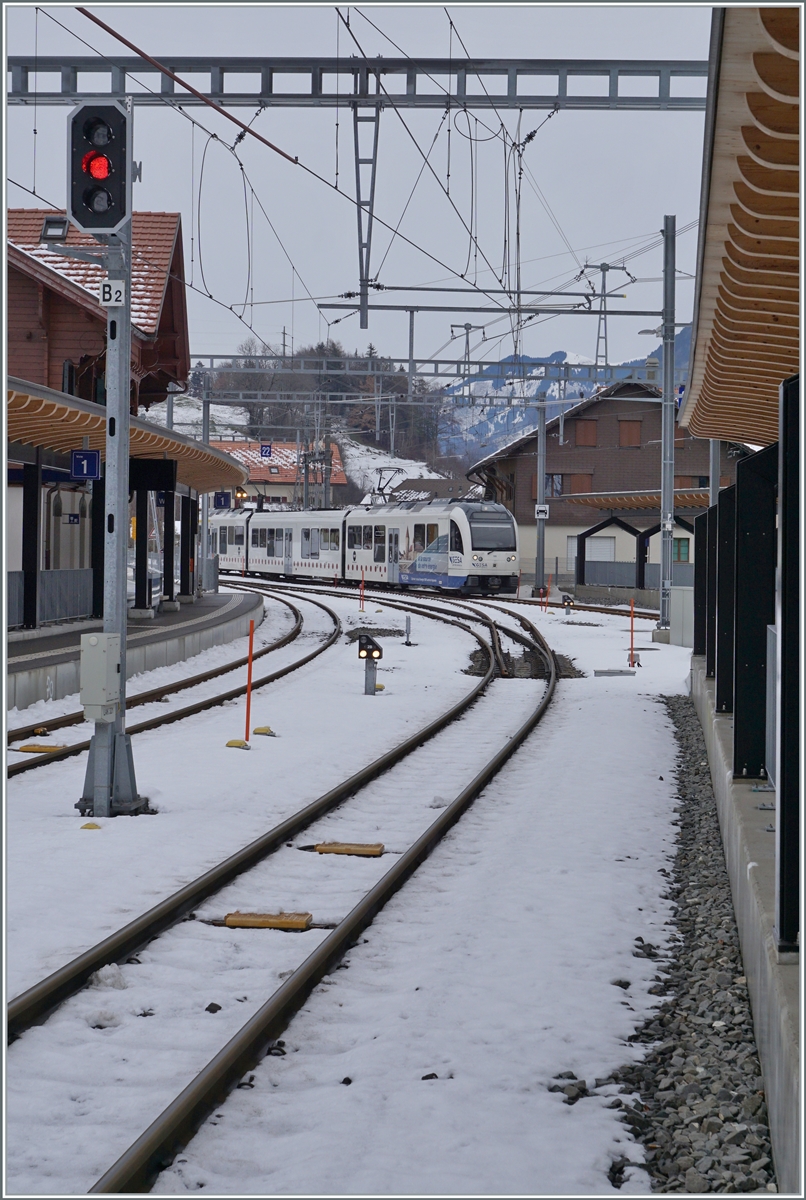 Der TPF SURF Be 2/4 -B - ABe 2/4 106 erreicht den Bahnhof von Montbovon. 

15. Dez. 2022