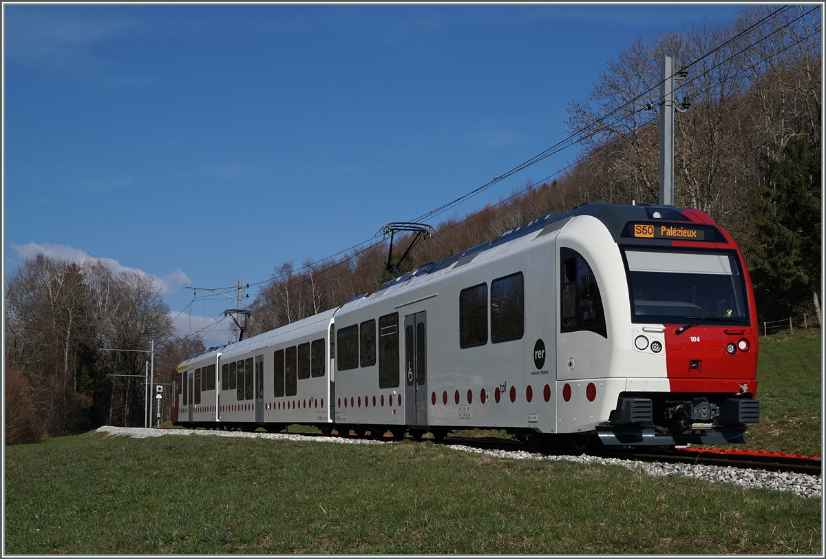 Der TPF SURF  Série Unifiée pour Réseau Ferré métrique  ABe 2/4 + B + Be 2/4 104 fährt als S 50 bei Remaufens in Richtung Palézieux.
26. März 2016