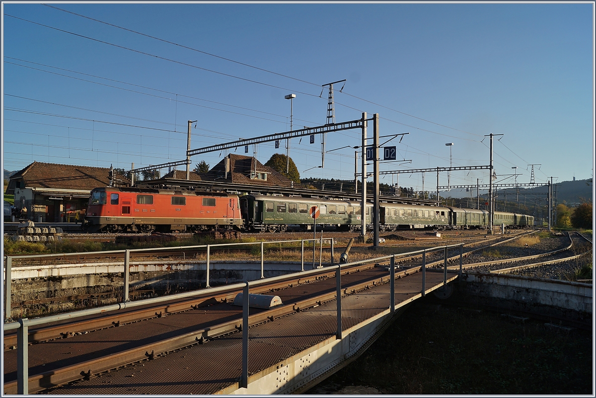 Der  Train Chasse  der L'Association 141 R 568 auf seiner ihrer Herbstrundfahrt  Train von Vallorbe via Lausanne - Lausanne Triage - Biel/Bienne - Lyss - Lausanne zurück nach Lausanne. Der einstündige Halt in Palézieux zum Wasserfassen der Dampflok nötigt die mitgeführte Re 4/4 11357 den Zug auf ein Nebengleis zu manövrieren, da alle Bahnsteiggleise von Regelzügen genutzt wurden. 
 
26. Okt. 2019