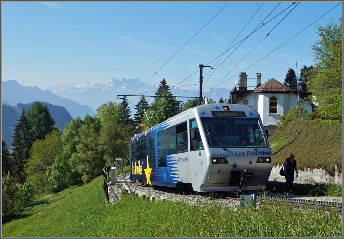 Der  Train des Etoiles  (Bhe 2/4 71 und Bt) hat Lally verlasen und fährt nun bergwärts Richtung Les Pléiades.
18. Mai 2015