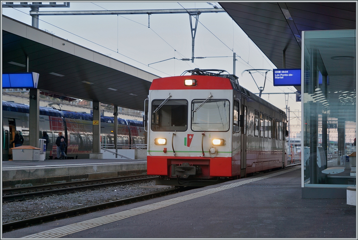 Der transN (ex cmn) BDe 4/4 N° 8 wartet in La Chaux-de-Fonds auf die Abfahrt nach Les Ponts-de-Martel.

3. Feb. 2024