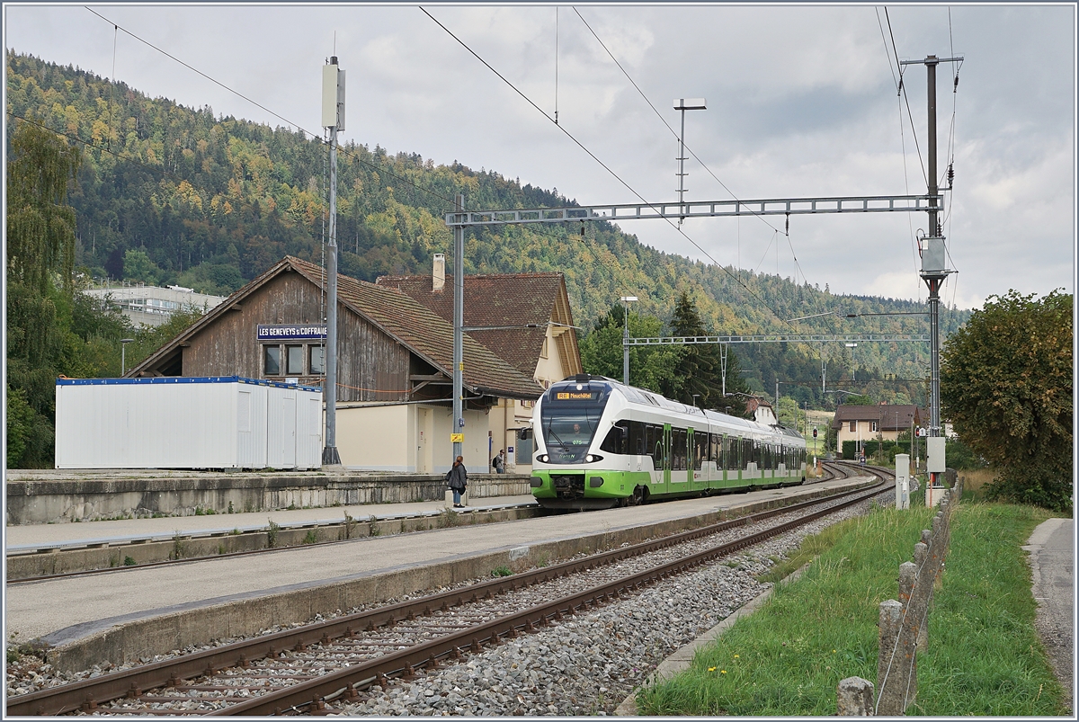 Der TransN RABe 523 075 (von der SBB gemietet) wartet in Les Geneveys sur Coffrane auf seinen Gegenzug. 

3. Sept. 2020