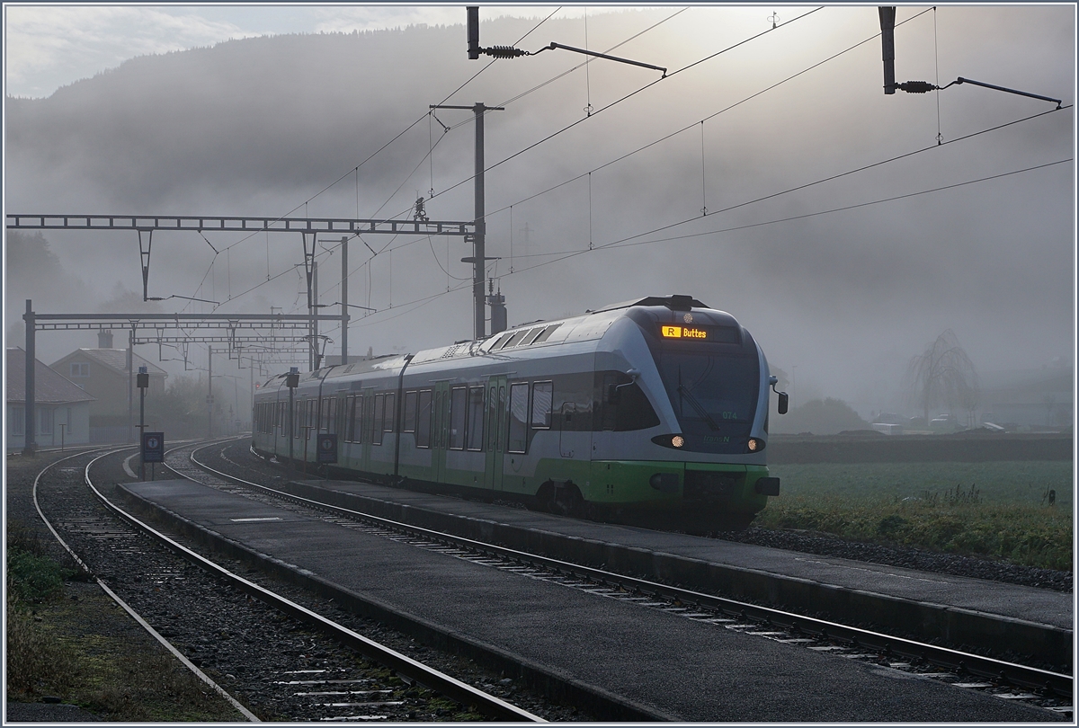 Der transN RABe 526 074 als Regionalzug 7028 von Neuchâtel nach Buttes bei der Ankunft in Noiraigue.

5. Nov. 2019