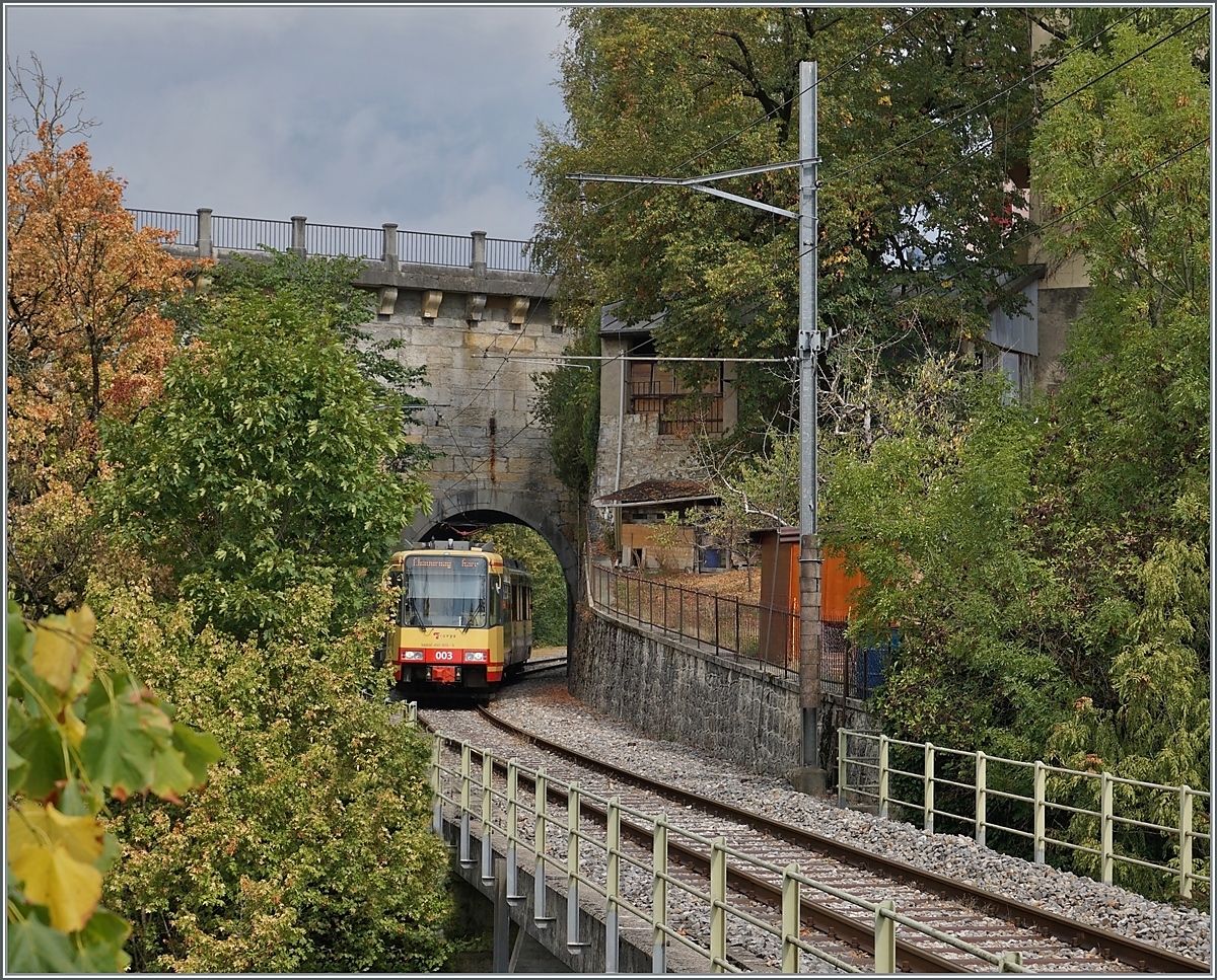 Der TRAVYS / OC Be 4/8 003 ist auf dem Weg nach Chavornay und überquert kurz vor dem Halt St-Eloi die Orbe. 
15. Aug. 2022