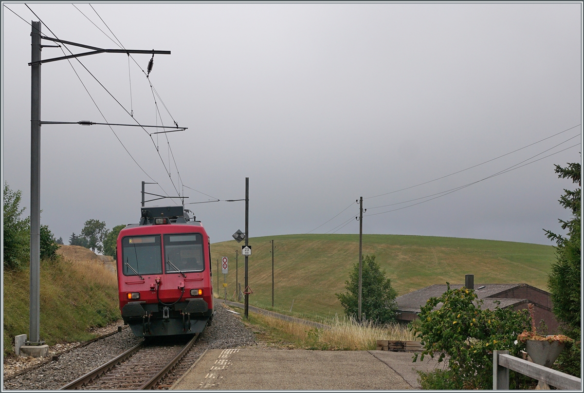 Der TRAVYS Domino mit dem schiebenden RBDe 560 385-7 (RBDe 560 DO TR 94 85 7 560 385-7 CH-TVYS) ist von Vallorbe nach Le Brassus unterwegs, hat den Bedarfshalt Les Charbonnières verlassen und fährt nun weiter durchs Vallée de Joux. Morgen (bzw. bereits beim schreiben dieser Zeilen) werden hier SBB RABe 523 dominieren und eine stündliche Direktverbindung vom Vallée de Joux nach Lausanne und weiter nach Aigle bieten, was für dieses abgelegene Tal eine grosse Aufwertung bedeutet. Ein Blick zurück: im Sommer 1982, als Vallorbe noch ein  grosser  Grenzbahnhof war und der TEE 22 Cisalpin von Milano nach Paris dort Halt machte, verkehrten lediglich acht Züge ins Vallée de Joux...

6. August 2022