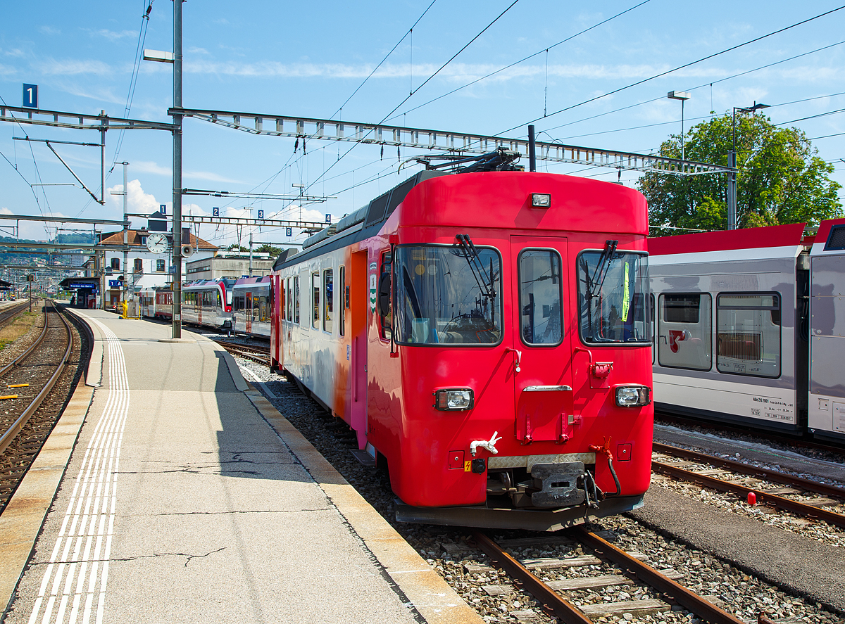 
Der Travys Triebwagen Be 4/4 1  Yverdon-les-Bains  ist am 18.05.2018 beim Bahnhof Yverdon-les-Bains abgestellt. 

Der YSteC Be 4/4 II Triebwagen wurde 1981 von ACMV (Ateliers de constructions mcaniques de Vevey), die Drehgestelle wurden von SIG und die Elektrik von SAAS zu geliefert. Es wurden drei dieser Triebwagen (Be 4/4 1 bis 3) und zwei Steuerwagen Bt 51 und 52 gebaut. 

TECHNISCHE DATEN:
Spurweite: 1.000 mm
Achsfolge: Bo' Bo'
Lnge ber Puffer: 18.750 mm
Drehzapfenabstand: 12.400 mm
Hhe: 4.100 mm
Breit: 2.650 mm
Dienstgewicht: 45 t
Hchstgeschwindigkeit: 75 km/h
Leistung: 780 kW
Fahrleitungsspannung: 15.000 V, 16.7 Hz ~
Sitzpltze: 40 (2. Klasse)
