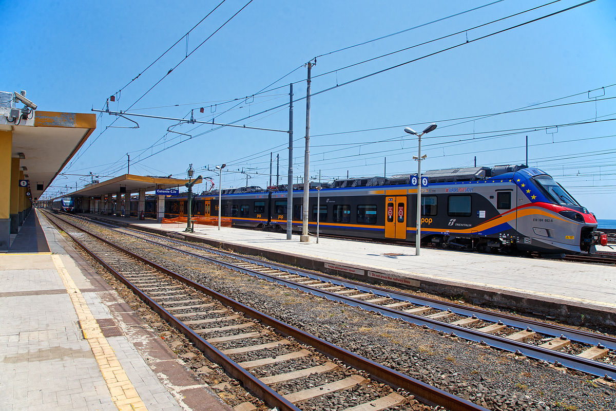 Der Trenitalia „pop“ ETR 104 083, ein vierteiliger Alstom Coradia Stream, verlässt am 20.07.2022 den Bahnhof Catania Centrale in Richtung Bicocca bzw. Syrakus (Siracusa).

Beim Alstom Coradia Stream handelt es sich um einen für den europäischen Markt entwickelten elektrischen Niederflurtriebzug für den Regional- und Intercity-Verkehr. Die Trenitalia erteilte Alstom im August 2016 einen Rahmenauftrag zur Lieferung von 150 Coradia-Zügen. Der Coradia Stream wird von der italienischen Eisenbahngesellschaft „Pop“ genannt und wird in verschiedenen italienischen Regionen eingesetzt. Er soll modular aufgebaut und damit einfacher für verschiedene Bedürfnisse anpassbar sein. Diese Lösung wird an verschiedene Konfigurationen und Kapazitätsanforderungen für den Regional- und Nahverkehr angepasst. 

Alle Coradia Stream für die Trenitalia werden in Italien in den Werken in Savigliano, Sesto San Giovanni und Bologna gefertigt.

TECHNISCHE DATEN:
Bezeichnung: ETR.103 (3-Teiler) / ETR.104 (4-Teiler)
Spurweite: 	1.435 mm (Normalspur)
Achsformel: Bo'(2')(2')Bo' (ETR 103) / Bo'(2')(2')(2')Bo' (ETR 104)
Länge über Puffer: 65,7 m (ETR 103) / 84,2 m (ETR 104)
Höchstgeschwindigkeit: 160 km/h
Leistung: 2.000 kW
Stromsystem: 3.000 V DC (=)
Sitzplätze: 	239 (ETR 103) / 321 (ETR 104)
