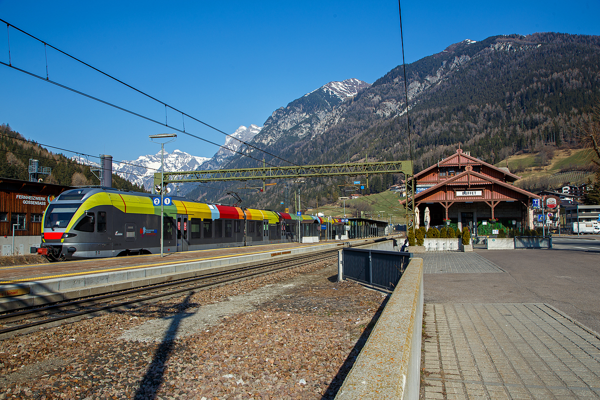 Der Trenitalia ETR 170 217, ein sechsteiliger Stadler FLIRT (MS für I / A) erreicht am 27.03.2022, als Regionalzug von Meran/Merano via Bozen/Bolzano nach Brenner/Brennero, den Bahnhof Gossensaß/Colle Isarco. 

Diese sechsteiligen Elektrotriebzüge vom Typ Stadler FLIRT wurden für den grenzüberschreitenden Verkehr zwischen Italien und Österreich konzipiert. Die 160 km/h schnellen Züge werden auf den Linien Meran-Bozen-Brenner, Unterland Trento-Ala und Franzensfeste-Innichen-Lienz (Pustertal) eingesetzt. Die aktuelle Flotte besteht derzeit aus 25 FLIRTs. Sie sollen auch noch im Vinschgau (Meran-Mals), unter 25 kV 50 Hz, eingesetzt werden. Sie sind mit dem Zugsicherungssystem ETCS ausgestattet. Der klimatisierte Innenraum und das offene und transparente Design machen die Reise mit angenehm für die Passagiere. Ein modernes Informationssystem versorgt die Fahrgäste mit allen notwendigen Informationen, sie sind zudem mit WLAN ausgestattet.
