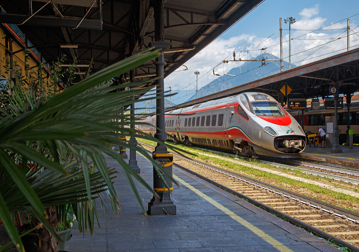 Der Trenitalia ETR 610 708-8 (ETR 93 85 5 610 707-7 CH-TI) am 05.08.2019 als EC beim Halt im Bahnhof Domodossola.