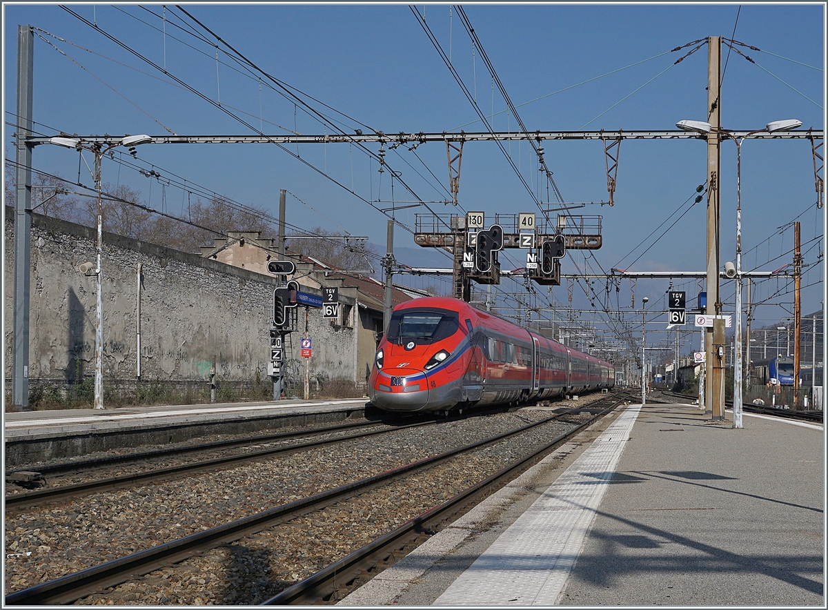 Der Trenitalia FS ETR 400 048 ist als FR 9291 von Paris Gare de Lyon nach Milano Centrale unterwegs und erreicht Chambéry-Challes-les-Eaux. Ich finde, bei Zügen im Ausland z.B ein SBB ETR in Österreich oder wie hierein FS ETR 440 in Frankreich, soll man sehen, dass der Zug sich in einem andern Umfeld befindet und dabei bot sich neben der schweren SNCF Gleichstromfahrleitung auch die markante Signalbrücke im Hintergrund an. 

20. März 2022