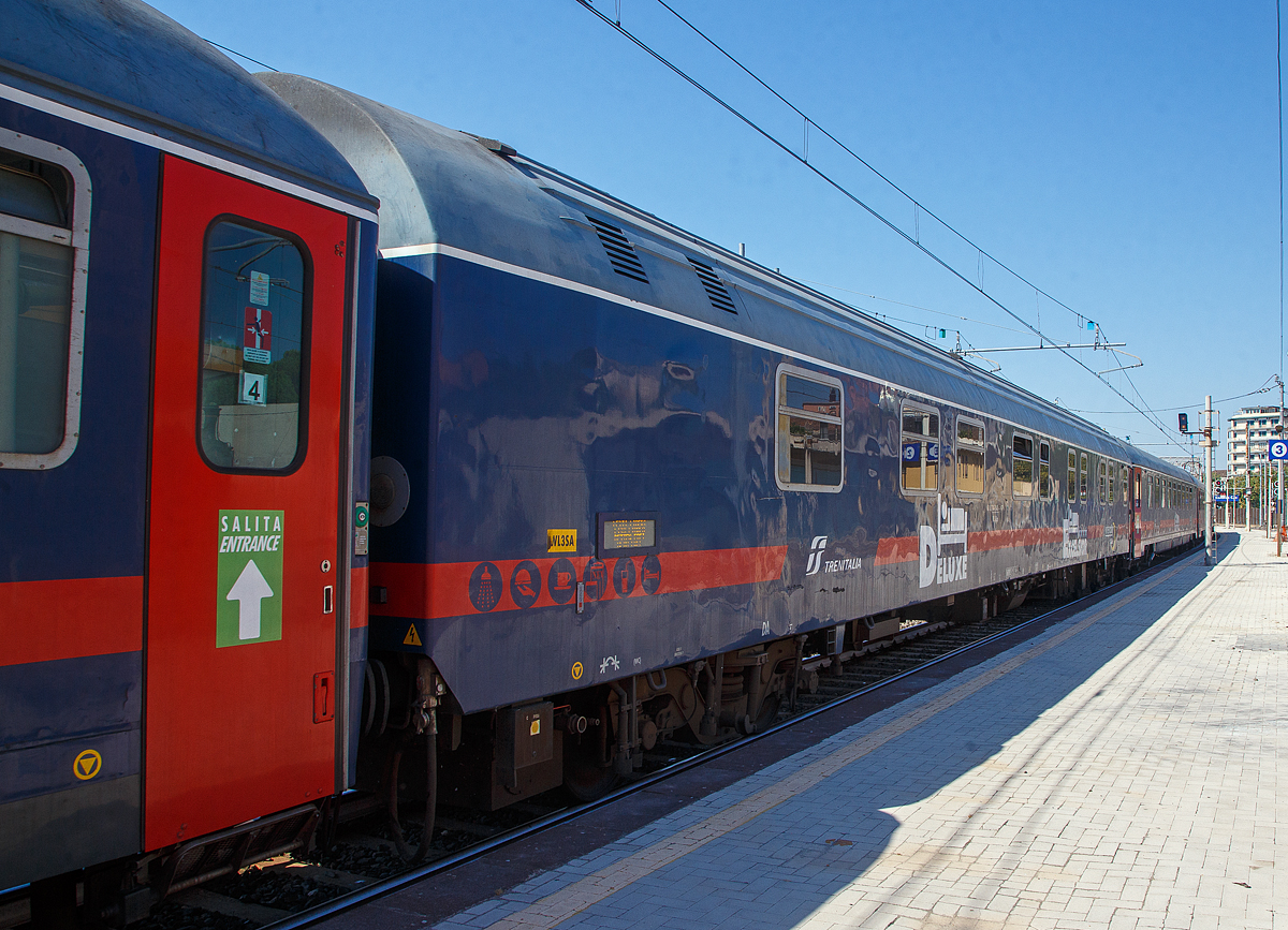 Der Trenitalia intercity notte Deluxe / Excelsior **** Schlafwagen 61 83 70-71 482-5  I-TI der Gattung WL ABm, eingereiht als Wagen 3 in den ICN 1959 von Roma Termini nach Syrakus (Siracusa), am 18.07.2022 im Bahnhof Catania Centrale. Diese Wagen haben bis zu 34 Schlafwagenpltze (am Tag Sitzpltze und in der Nacht Betten). Die Excelsior-Abteile haben eine Dusche und WC.

TECHNISCHE DATEN: 
Spurweite: 1.435 mm
Lnge ber Puffer:  26.400 mm
Drehzapfenabstand: 19.000 mm
Sitzpltze: 34 bzw. bei Nacht Betten
Eigengewicht: 56 t
Hchstgeschwindigkeit:  160 km/h
Bremsbauart:  Freno O-R 84t