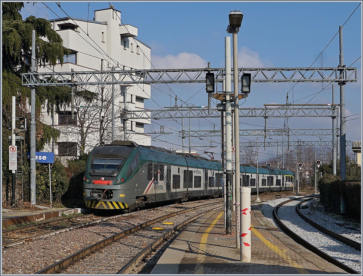 Der Trennord ETR 425 036-3, unterwegs von Milano Porta Garibaldi nach Porte Ceresio, verlsst Varese.
16. Jan. 2018