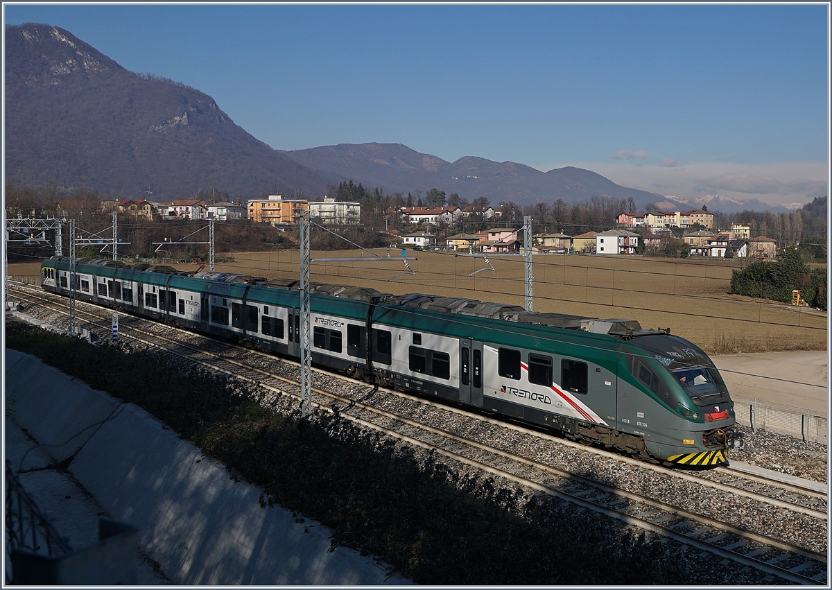 Der Trenord ETR 526 012 (die sechsteilige Variante des ETR 425) als RE von Milano Porta Garibaldi kurz nach Arcisate auf dem Weg nach Porto Ceresio.
5. Jan. 2018