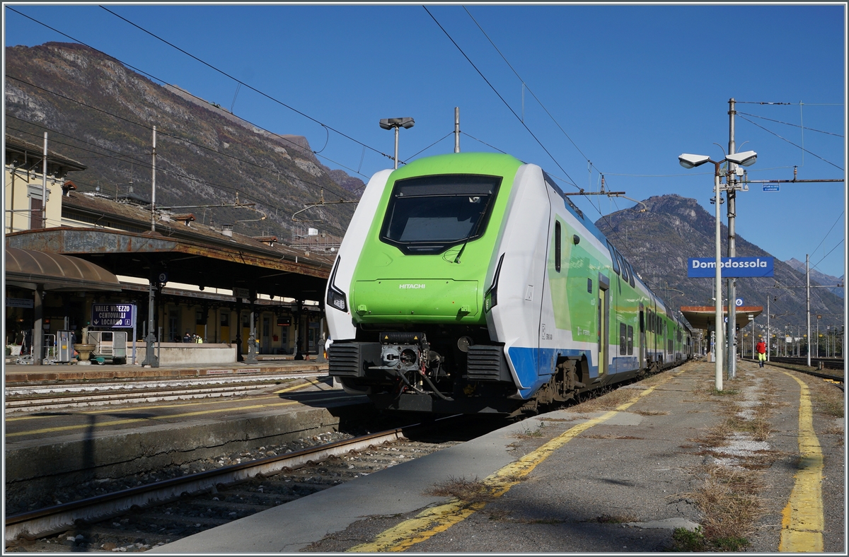 Der Trenord ROCK ETR 421 034 (UIC 94 83 4421 034-2 I-TN) wartet in Domodossola auf die Abfahrt nach Milano Centrale. 

28. Oktober 2021