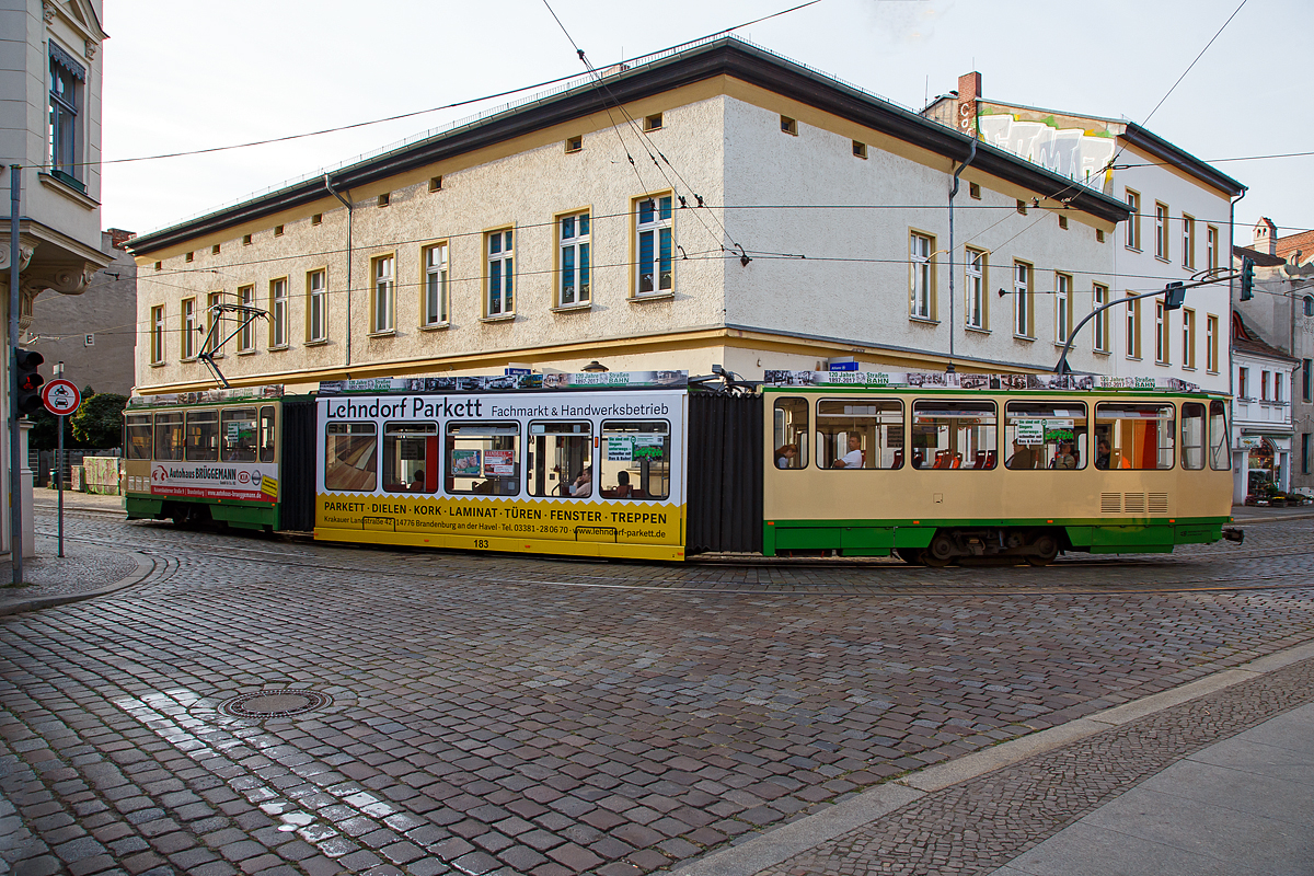 Der Triebwagen 183 der VBBr (Verkehrsbetriebe Brandenburg an der Havel GmbH), ein sechsachsiger Einrichtungs-Kurzgelenktriebwagen vom Typ Tatra KTNF6 (modernisierter und verlängerter Tatra KT4D), am 20.09.2018, als Linie 6 zum Hauptbahnhof, hier biegt er von der Plauer Straße in die Ritterstraße kurz ab.

Die Straßenbahn Brandenburg an der Havel verkehrt seit dem 1. April 1911 elektrisch in der Stadt Brandenburg an der Havel. Derzeit existieren drei Linien, das Netz ist meterspurig, Stromsystem 600 V DC und hat eine Streckenlänge von 17,65 Kilometern. Betreiberin ist die im städtischen Besitz befindliche Verkehrsbetriebe Brandenburg an der Havel GmbH.



TECHNISCHE DATEN:
Spurweite: 1.000 mm
Achsfolge: Bo'+1'1'+Bo'
Gesamtlänge: 27.714 mm 	
Wagenkastenbreite : 2.200 mm
Sitzplätze: 51
Stehplätze: 141 (4 Pers/m²)
Netzspannung: 	600 V DC Oberleitung
Leistung: 4 x 54 kW
Höchstgeschwindigkeit: 60 km/h
Fußbodenhöhe: 900 mm (NF 350 mm)
Achsabstand im Drehgestell: 1.900 mm
Treibraddurchmesser: 700 mm (neu) / 590 (abgenutzt)
Laufraddurchmesser: 580 mm (neu) / 520 (abgenutzt)
Eigengewicht: 31.100 kg
Anzahl und Art der Fahrmotoren: 4 längsliegende DC-Halbspannungs-
Reihenschlussmotoren vom Typ TE 022
