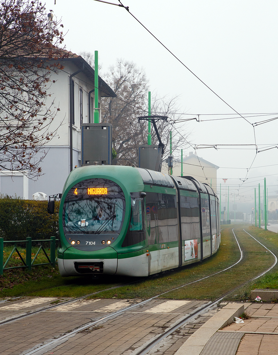 Der Triebwagen 7104 ein AnsaldoBreda  Sirio  der Mailänder Verkehrsgesellschaft Azienda Trasporti Milanesi (ATM) erreicht am 28.12.2015 als Linie 4 bald die Station Ospedale Maggiore (Niguarda).

Der AnsaldoBreda Sirio ist ein Niederflur-Gelenk-Straßentriebwagen des italienischen Herstellers AnsaldoBreda (heute Hitachi Rail Italy), welches in mehreren europäischen Städten in Betrieb ist. Für die ATM in Mailand wurden zwischen 2002 und 2009 von AnsaldoBreda in Neapel 48 dieser Einrichtungsfahrzeuge geliefert, die bei der ATM als Baureihe 7100 geführt werden. Sie sind komplett niederflurig, mit einer Bodenhöhe von 350 mm, ausgeführt. Die Mailänder Serie 7100 ist siebenteilig und 35,35 m lang, der erste, dritte, fünfte und siebte Wagenkasten ruhen jeweils auf einem Drehgestell, der zweite, vierte und sechste Wagenkasten sind als Laufwerksloses schwebendes Mittelteil (Sänfte) ausgeführt. 

TECHNISCHE DATEN:
Spurweite: 1.435 mm
Achsformel: Bo' 2' 2' Bo'
Stromsystem: 550 bis 600 V DC (=)
Baujahre:  2002 bis 2009
Gebaute Stück:  48 
Hersteller: AnsaldoBreda (heute Hitachi Rail Italy)
Länge über alles: 35.350 mm
Achsabstand im Drehgestell: 1.700 mm
Lauf- und Treibraddurchmesser: 660 mm
Breite: 2.400 mm
Höhe: 3.414 mm
Eigengewicht: 41,6 t
Sitzplätze: 71
Stehplätze: 214
Fußbodenhöhe: 350 mm
Leistung: 4 x 106 kW (424 kW)
Höchstgeschwindigkeit: 70 km/h
Niederfluranteil: 100 %

Ähnlich sind die Fahrzeuge der ATM Baureihe 7500 und 7600, diese sind fünfteilig und entsprechend kürzer. 
