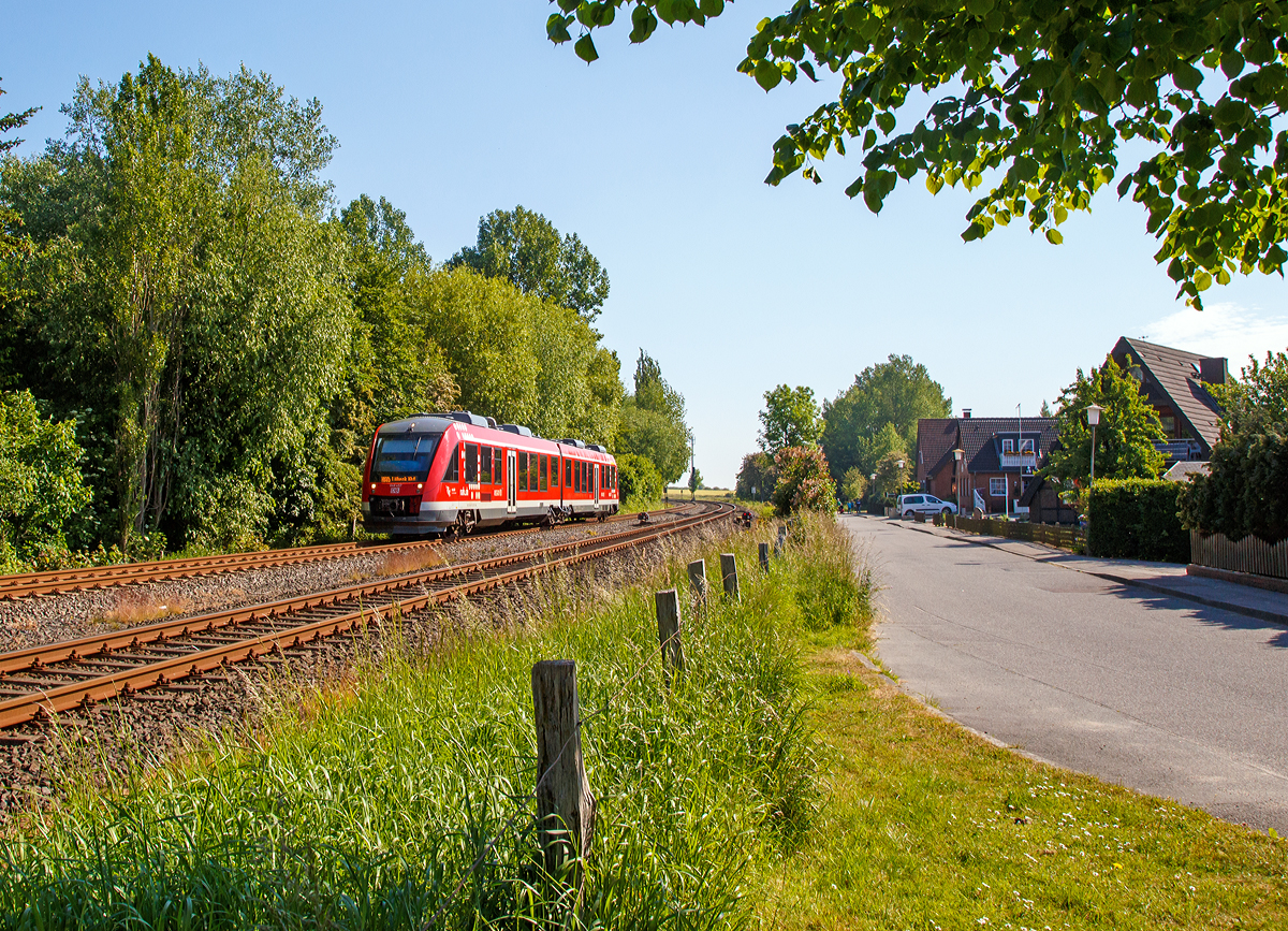 
Der Triebzug 648 457 / 648 957 (95 80 0648 457-9 D-DB / 95 80 0648 957-8 D-DB) ein Alstom Coradia LINT 41 der DB Regio am 12.06.2015, als RB 85  (Puttgarden - Oldenburg in Holstein - Lübeck), kurz vor dem Erreichen vom Hp Großenbrode.