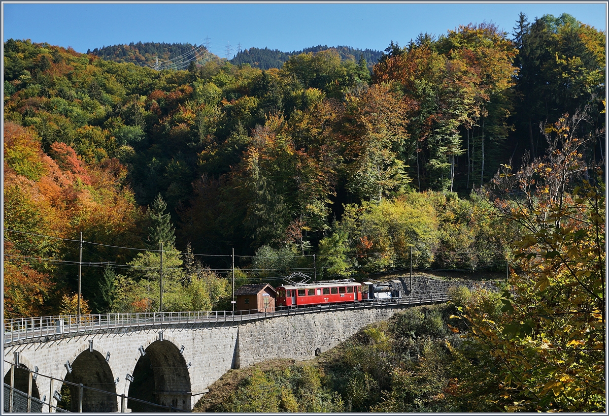 Der trockene Sommer nötigte die Blonay-Chamby Bahn auch im Herbst noch, zu ihren Dampfzüen eine  Löschzug  zu führen. 

Bei  Vers-chez-Robert  am 14. Okt. 2018