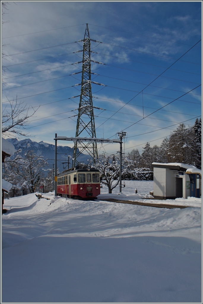 Der trotz bestem Wintersportwetter solo fahrende CEV BDeh 2/4 75 erreicht auf seiner Fahrt als Regioanlzug 1383, von Blonay (622 müM) nach Les Pleiades (1348 müM) unterwegs, den Halt Fayaux 970 müM). 21. Jan. 2015