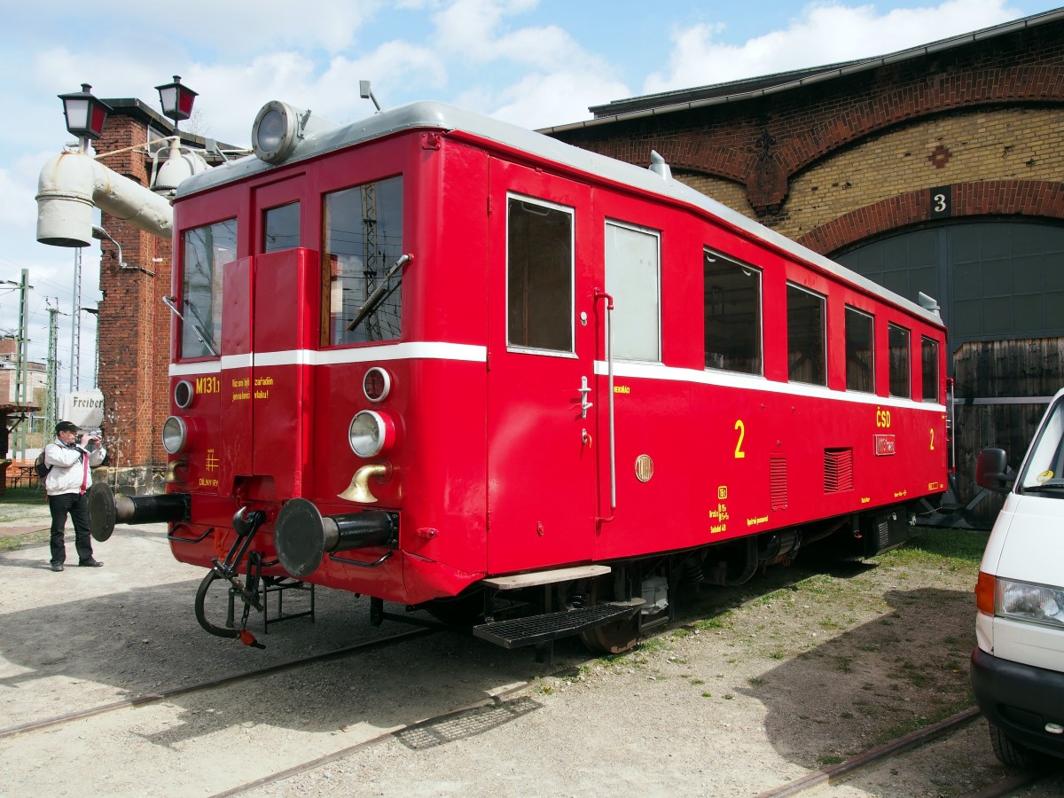 Der tschechische Tatra Schienenbus M 131.1280 zeigt sich in gutem restaurierten Zustand, ausgestellt im Bw Dresden Altstadt am 17.04.2015.
