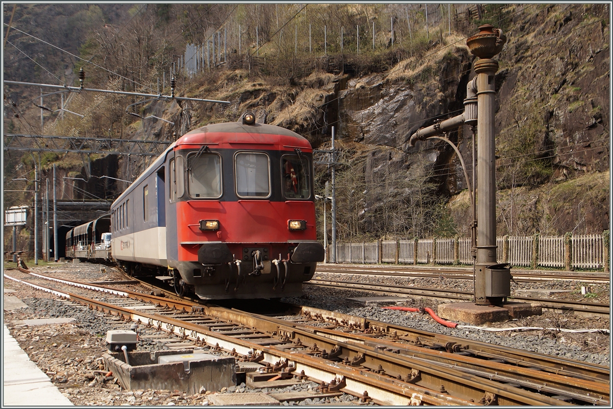 Der Tunnelautozug mit seinem Steuerwagen an der Spitze erreicht Isele di Trasquera.
11.April 2015