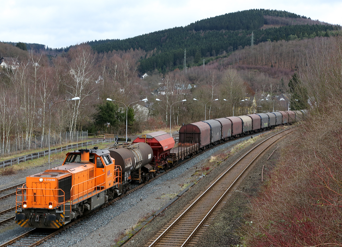 
Der Übergabezug ist fertig zusammen gestellt....
Die Lok 46 (277 807-4) der Kreisbahn Siegen-Wittgenstein (KSW) steht am 09.01.2015 mit einem Güterzug in Herdorf auf dem KSW-Rangierbahnhof zur Übergabefahrt nach Kreuztal via Betzdorf bereit. Die Lok ist Vossloh G 1700-2 BB (eingestellt als 92 80 1277 807-4 D-KSW), sie wurde 2008 unter der Fabrik-Nr. 5001680 gebaut.