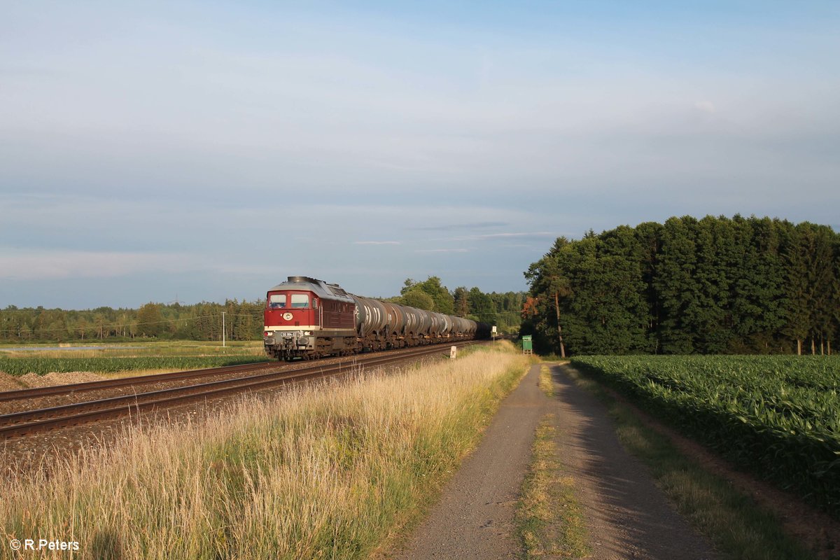 Der Untergehenden Sonne entgegen (fast) hieß es für 132 004-3 als sie mit ihrem Kesselzug aus Neustadt a.d. Donau bei Oberteich in Richtung Stendal??? vorbei fuhr.28.06.17