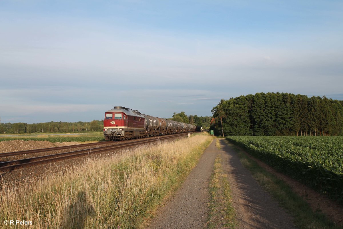 Der Untergehenden Sonne entgegen (fast) hieß es für 132 004-3 als sie mit ihrem Kesselzug aus Neustadt a.d. Donau bei Oberteich in Richtung Stendal??? vorbei fuhr.28.06.17