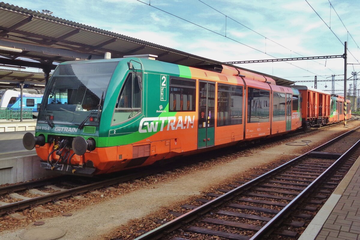 Der Ur-GTW ist heute in die Tschechei: GW Train 654-15 steht am 21 September 2018 in Ceske Budejovice. Der Wagen ins Mitten des Züges ist für Fahrradtransport.