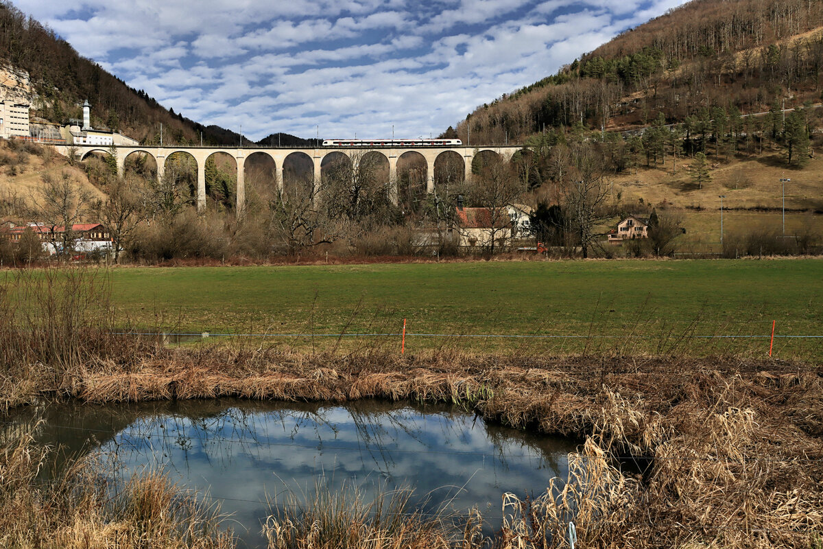 Der Viadukt von St.Ursanne, SBB Flirt unterwegs nach Delémont. 18.Februar 2022 