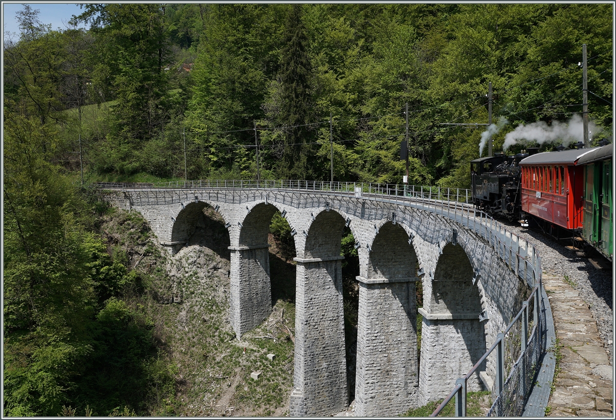 Der Viadukt über die Baie de Clarens ist nun wieder instand gesetzt, kann aber weiterhin nur mit verminderter Geschwindigkeit befahren werden. Neben den im Sommerhalbjahr hier verkehrenden B-C Museumsbahn Zügen wird die Stecke von der MOB ganzjährig auch zur Zu- und Abführung von Fahrzeugen zur CEV genutzt.
8. Mai 2016