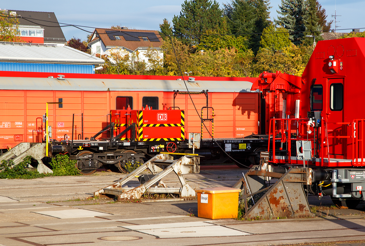 
Der Vierachsige Gegenlastwagen KRC 1200  D-DB 99 80 9377 001-9 (786 001) der DB Netz AG zum Eisenbahnkran KRC 1200 - 732 001 (D-DB 99 80 9 471 001-4), angestellt (stationiert) in Fulda, hier am 05.10.2015. 

Der Wagen wurde 2014 von Kirow in Leipzig gebaut. 

Technische Daten:
Spurweite: 1.435 mm 
Länge über Puffer: 12.840 mm 
Drehzapfenabstand: 8.000 mm
Achsabstand im Drehgestell: 1.800 mm 
Eigengewicht: 18.000 kg 
