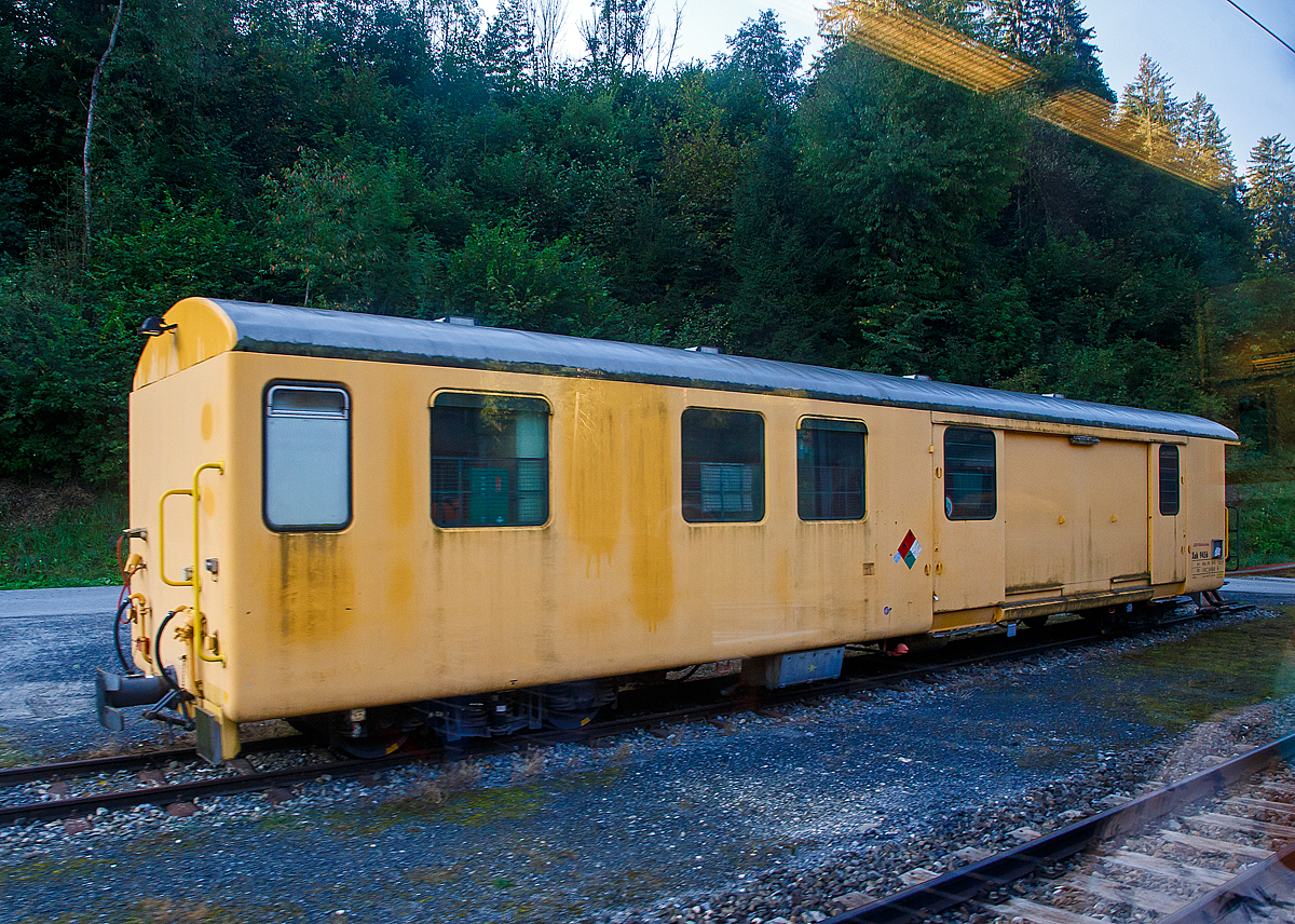 Der vierachsige Werkstattwagen mit einer offenen Plattform RhB Xak 9456, am 07.109.2019 abgestellt beim Bahnhof Valendas-Sagogn (aufgenommen aus einem Zug heraus und so leider mit Spiegelungen). 
Der Wagen ist der ehemalige Postwagen Z 95 mit einer offenen Plattform.

TECHNISCHE DATEN
Hersteller: SWF
Baujahr: 1966
Lebenslauf: ex Z 95 bis 2001, ex Z 13095 bis 2003
Spurweite: 1.000 mm
Lnge ber Puffer: 16.870 mm
zulssige Geschwindigkeit: 90 km/h
Eigengewicht: 18 t
Ladegewicht: 9 t
Ladeflche: 34,1 m
