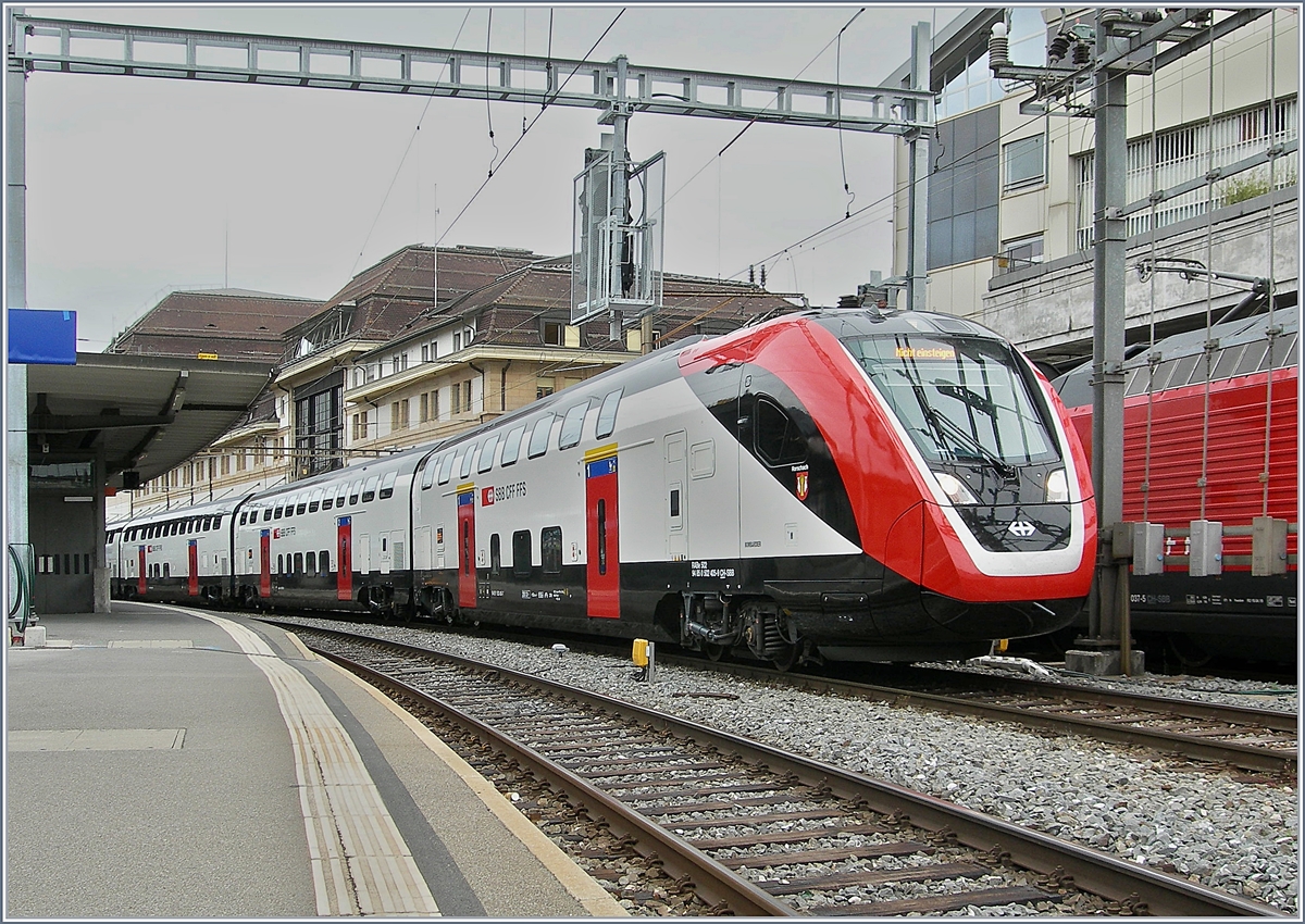 Der vierteilige SBB Twindexx RABDe 502 405-9  Rorschach  (UIC 94 85 0 502 405-9 CH-SBB) auf einer Testfahrt in Lausanne unter einem neue Signal auf Gleis 2.

6. Juni 2019 