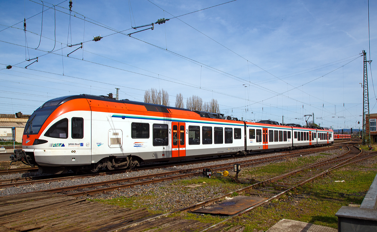 
Der vierteilige Stadler FLRIT 401 der VIAS (für die RheingauLinie - SE10) ist am 12.04.2015 im Bahnhof Neuwied abgestellt.

Technische Merkmale von den FLIRT:
• Volle Durchgängigkeit des Fahrgastraumes, stufenlos begehbar
• Niederfluranteil > 90 %
• Großzügig gestaltete Multifunktionsabteile in allen Einstiegsbereichen
• 4 Einstiegstüren pro Seite beim Vierteiler, gleichmäßig angeordnet, geringer Spalt zum Bahnsteig
• Barrierefreies, geschlossenes WC-System
• Luftgefederte Trieb- und Laufdrehgestelle
• Redundante Antriebsausrüstung mit wassergekühlten IGBTStromrichtern
• Vielfachsteuerung bis zu 3 Fahrzeuge
• Elektrische Spaltüberbrückung reduziert den Spalt zwischen Bahnsteig und Fahrzeug.

Fahrzeugdaten:
Spurweite: 1.435 mm
Achsanordnung: 1A’ 2’2’2’ Bo’
Speisespannung: 15 kV, 16 2/3 Hz
Anzahl der Fahrzeuge:  14
Inbetriebsetzung: 2010
Sitzplätze: 1. Kl. 16 / 2. Kl. 176
Klappsitze: 38
Stehplätze:  196
Fußbodenhöhe: Niederflur am Einstieg 600 mm / Hochflur 1.120 mm
Einstiegsbreite: 1.300 mm
Länge über Kupplung: 74.278 mm
Fahrzeugbreite: 2.880 mm
Fahrzeughöhe: 4.273 mm
Drehgestellachsstand: 2.700 mm
Triebraddurchmesser: 870/800 mm (neu/abgenutzt)
Laufraddurchmesser: 750/690 mm (neu/abgenutzt)
Dauerleistung am Rad: 2.000 kW
Max. Leistung am Rad: 2.600 kW
Anfahrzugkraft baulich bis 55 km/h: 200 kN
Max. Beschleunigung bis 80 km/h: 1,06 m/s²
Höchstgeschwindigkeit: 160 km/h