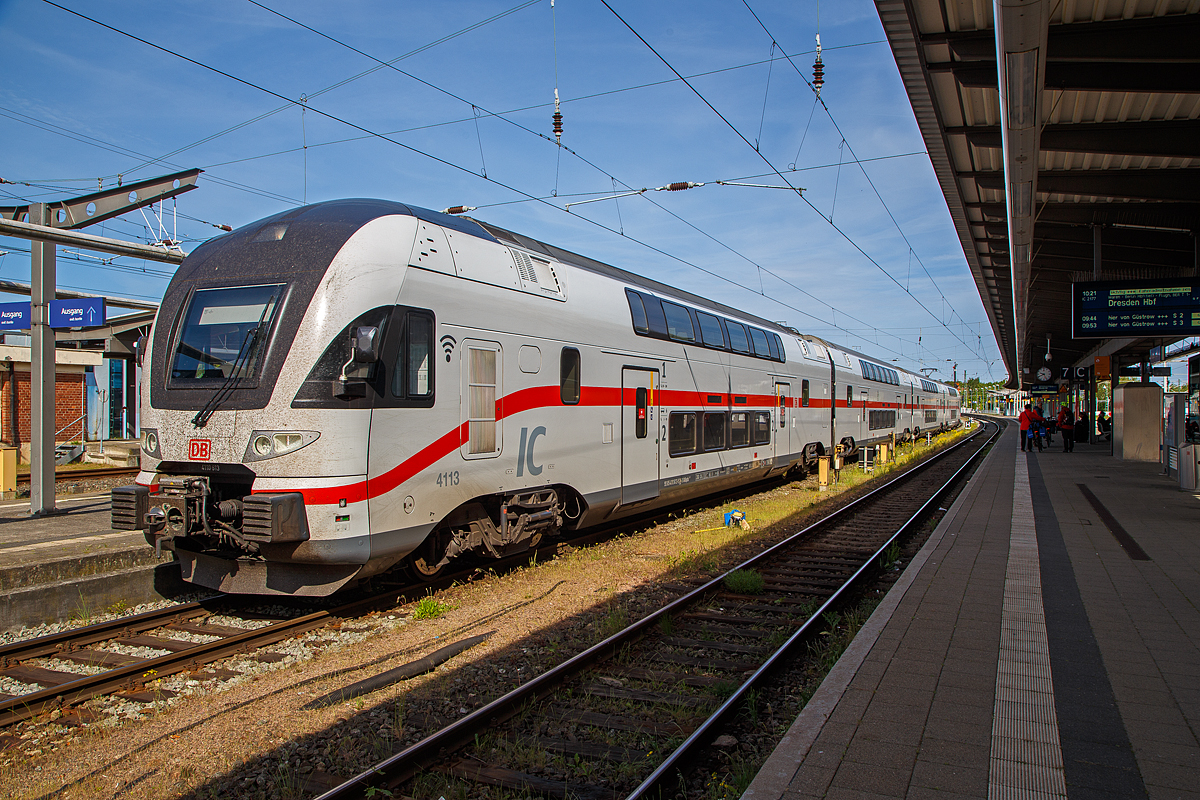 Der vierteilige Stadler KISS - IC2 4113 der Baureihe 4110 (ex Westbahn) der DB Fernverkehr AG hat am 16.05.2022, als IC 2274 von Dresden Hbf, via Berlin Hbf und Waren(Müritz) den Hbf Rostock, erreicht. 

Diese vierteilige Stadler KISS - Garnitur IC 4113 besteht aus 93 85 4110 113-6 CH-DB / 93 85 4110 413-0 CH-DB / 93 85 4110 513-7 CH-DB / 93 85 4110 613-5 CH-DB. 

Die Triebzüge wurden 2017 von der Stadler Rail AG für die österreichische WESTbahn gebaut, seit Dezember 2019 sind, 9 dieser KISS. bei der DB Fernverkehr AG. Nach Anpassungen erfolgte die Betriebsaufnahme im März 2020. Diese Triebzüge sind in der Schweiz eingestellt/registriert und haben die Zulassungen für die Schweiz, Österreich und Deutschland. Eigentlich wollte die DB die Züge um ein Wagenteil verlängern, da dies aber eine komplette neue Zulassung durch das EBA erfordert hätte, hat man davon Abstand genommen. 

 KISS  - das heißt: Komfortabler Innovativer Spurtstarker S-Bahn-Zug. Aber nicht nur die DB Regio AG setzt auf die  KISS -Doppelstockzüge des Schweizer Herstellers Stadler Rail bzw. Stadler Pankow, auch DB Fernverkehr erweitert seine Intercity 2-Flotte durch den Kauf von 17 hochwertigen gebrauchten Doppelstockzügen dieses Typs, die bisher bei der österreichischen Westbahn im Einsatz waren. Die Fahrzeuge sind größtenteils erst zwei Jahre alt und haben bei den Kunden in Österreich höchste Zufriedenheitswerte erreicht.

Ursprünglich wurde das Fahrzeugkonzept für S-Bahnen entwickelt. Längst ist die KISS-Plattform aber weiterentwickelt worden für schnelle Regional-Express-Linien und es gibt sogar eine Fernverkehrsvariante mit sehr komfortabler Innenausstattung und einer Druckertüchtigung für das Befahren von Tunnels mit 200 km/h und einem entgegenkommenden 300 km/h-Zug. Mit einer S-Bahn hat das nur noch in einer Disziplin zu tun: Nämlich eine enorm gute Beschleunigung!

Die hochwertigen Kiss-Züge, die bisher bei der Westbahn fuhren, sind bis zu 200 km/h schnell und bestehen aus vier bzw. sechs Wagen. Nach den Anpassungen für den Intercity-Einsatz verfügen sie über rund 300 bzw. 470 Sitzplätze. Auf zwei Etagen gibt es komfortable Sitzlandschaften und viel Bewegungsfreiheit. Die Fahrzeuge sind mit WLAN und Steckdosen (je Sitzplatz eine) ausgestattet sowie einem modernen Fahrgastinformationssystem. Auch ein gastronomischer Service mit heißen und kalten Getränken, süßen und herzhaften Snacks sowie frischen Baguettes ist vorgesehen. Die vorhandenen Bereiche für Reisende mit Mobilitätseinschränkungen, für Gepäck und Fahrräder werden entsprechend üblicher DB-Standards sukzessive erweitert.

Zahlen, Daten, Fakten:
Betriebsaufnahme: März 2020 
Zugkonzept: Doppelstock-Triebwagen 
Hersteller: Stadler Rail 
Anzahl Züge: 9 
Anzahl Wagen pro Zug: 4 (2 angetriebene Endwagen und 2 Mittelwagen) 
Zuglänge: 100 Meter 
Zugelassene Höchstgeschwindigkeit: 200 km/h 
Leistung eines Triebzuges: 4.000 kW Dauerlast, 6.000 kW Spitzenlast
