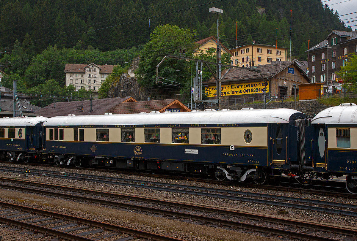 Der VSOE Pullman Speisewagen  N 4141(F- VSOE 61 87 09-70 141-0) im Zugverbund vom Venice Simplon-Orient-Express am 02.08.2019 beim Halt in Gschenen (CH), leider bei Regen

Der Pullman-Speisewagen N 4141 wurde 1929 als erstklassiger Pullman Wagen von Entreprises industrielles des Charentes (EIC, heute zu Alstom gehrend) in Aytr (F) gebaut und von Ren Lalique im  Cte d'Azur  -Stil dekoriert. In die Mahagoniseiten des Wagens montierte er Glasscheiben mit Darstellungen von   Bacchanalian-Mdchen   Das blaue undurchsichtige Glas zeigt verschiedene klassische Figuren, in denen Trauben mit einem passenden Fries aus kleineren Paneelen aufbewahrt werden. Lalique war auch fr das Design einiger Pullman-Sthle und fr die  Tulip  -Lichtblenden im gesamten Zug verantwortlich. Der Wagen fuhr in die Cte d  Azur Pullman Express und wechselte 1933 zum Sd Express fuhr zwischen Paris nach Irun an der spanischen Grenze. Von 1935 bis zum Beginn des Krieges, lief er im L'Oiseau Bleu (Blaue Vogel), ein Schnellzug zwischen Paris und Amsterdam. Ab 1947 war er dann stndig im Flche d’Or eingereiht und befrderte die Passagiere des Golden Arrow (London-Dover) von Calais weiter nach Paris.

Der Wagen wurde 1971 bei der CIWL Werkstatt in Villeneuve-Saint-Georges (bei Paris) abgestellt. 1981 wurde er von der VSOE Ltd von dem trostlosen Abstellgleis gerettet und restauriert. Der Wagen ist zudem mit einer Champagner-Bar ausgestattet.

Technik
Mit der Einfhrung der Ganzstahlwagen ging die CIWL dazu ber, von Ausnahmen abgesehen alle Fahrzeuge auf einem einheitlichen Rahmen mit 23.452 mm Lnge ber Puffer und einem Drehzapfenabstand von 16.000 mm aufzubauen. Die Fahrzeugbreite betrgt 2.850 mm, die Hhe ber Schienenoberkante 4.000 mm. Als Drehgestelle erhielten die Wagen ursprnglich Schwanenhals-Drehgestelle mit Rollenlagern, auch als Pennsylvania-Drehgestelle bezeichnet. Ursprnglich waren die Wagen lediglich fr 130 km/h zugelassen, spter nach auf 140 km/h angehoben. 

1977 begann die von James B. Sherwood geleitete Sea Containers Ltd. historische Wagen der CIWL und der British Pullman Company zu erwerben und aufwndig zu restaurieren. Die Wagen wurden dafr berholt und technisch modernisiert, unter anderem mit Klimaanlagen. Zwischen 2003 und 2006 wurden die Wagen nochmals modernisiert und erhielten unter anderem moderne Drehgestelle von Bombardier sowie neue Klimaanlagen. Seitdem sind die Wagen nun fr 160 km/h zugelassen. 