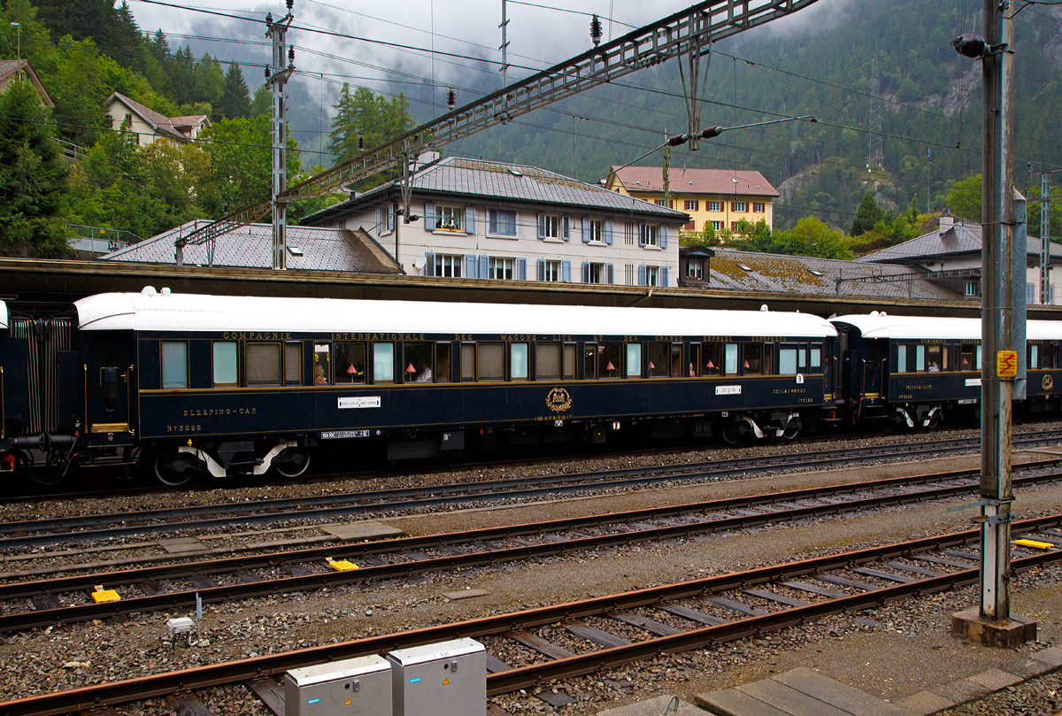 Der VSOE Schlafwagen Nr. 3525 – VSOE Sleeping-Car N 3525 (F- VSOE 61 87 06-70 525-7) im Zugverbund vom Venice Simplon-Orient-Express am 02.08.2019 beim Halt in Gschenen (CH), leider bei Regen.

Der Schlafwagen, ein CIWL Typ Lx wurde 1929 von Entreprises industrielles des Charentes (EIC, heute zu Alstom gehrend) in Aytr (F) gebaut. 

1929 beschaffte die Compagnie Internationale des Wagons-Lits et des Grands Express Europens (CIWL) insgesamt 90 Wagen des neuen Typs Lx (Voiture-Lits de grand luxe). Geliefert wurden die ersten 30 Exemplare von Metropolitan Cammell in Birmingham (GB), die brigen 60 von der Entreprises industrielles des Charentes (EIC) in Aytr (F). Die Exemplare aus Birmingham erhielten die Nummern 3466–3495, die Wagen aus Aytr die Nummern 3496–3555. Fr die Innenausstattung griff die CIWL auf renommierte Designer zurck, die in Aytr produzierten Wagen erhielten ihre Ausstattung durch den franzsischen Designer Ren Prou. Die Abteile wurden mit edlen Hlzern wie Mahagoni furniert, teilweise erhielten die Furniere Einlegearbeiten. Die Typ Lx Wagen gelten als die luxurisesten je durch die CIWL beschafften Schlafwagen. Von auen sind die Wagen des Typs Lx vor allem anhand der Tren von anderen Schlafwagentypen der CIWL zu unterscheiden, diese weisen als einzige ovalen Trfenster auf, ansonsten findet man sie sonst nur bei den Pullmanwagen.

Technik
Mit der Einfhrung der Ganzstahlwagen ging die CIWL dazu ber, von Ausnahmen abgesehen alle Fahrzeuge auf einem einheitlichen Rahmen mit 23.452 mm Lnge ber Puffer und einem Drehzapfenabstand von 16.000 mm aufzubauen. Die Fahrzeugbreite betrgt 2.850 mm, die Hhe ber Schienenoberkante 4.000 mm. Auf dieser Basis entstanden neben dem Typ Lx auch die Schlafwagen der Typen S, Y und Z. Die gleichen Rahmen wurden auch fr Speisewagen und Pullmanwagen verwendet, sie bestehen aus drei Lngstrgern mit Querverbindungen und zwei Gussstahlblcken an den Enden zur Aufnahme der Zug- und Stovorrichtungen. Auf dem Rahmen sind die Seitenwnde und Fubden sowie die beiden Zustiegsplattformen aufgebaut. Das Gewicht des Typs Lx beluft sich auf 53 Tonnen.  Als Drehgestelle erhielten die Wagen ursprnglich Schwanenhals-Drehgestelle mit Rollenlagern, auch als Pennsylvania-Drehgestelle bezeichnet. Ursprnglich waren die Wagen lediglich fr 130 km/h zugelassen, spter nach auf 140 km/h angehoben. 

1977 begann die von James B. Sherwood geleitete Sea Containers Ltd. historische Wagen der CIWL und der British Pullman Company zu erwerben und aufwndig zu restaurieren. Die Wagen wurden dafr berholt und technisch modernisiert, unter anderem mit Klimaanlagen. Bei den VSOE-Wagen wurde ein Schlafwagenabteil zum Abteil fr den Schlafwagenschaffner hergerichtet, die Wagen werden seitdem als Typ Lx 18 bezeichnet. Zwischen 2003 und 2006 wurden die Wagen nochmals modernisiert und erhielten unter anderem moderne Drehgestelle von Bombardier sowie neue Klimaanlagen. Seitdem sind die Wagen nun fr 160 km/h zugelassen. 