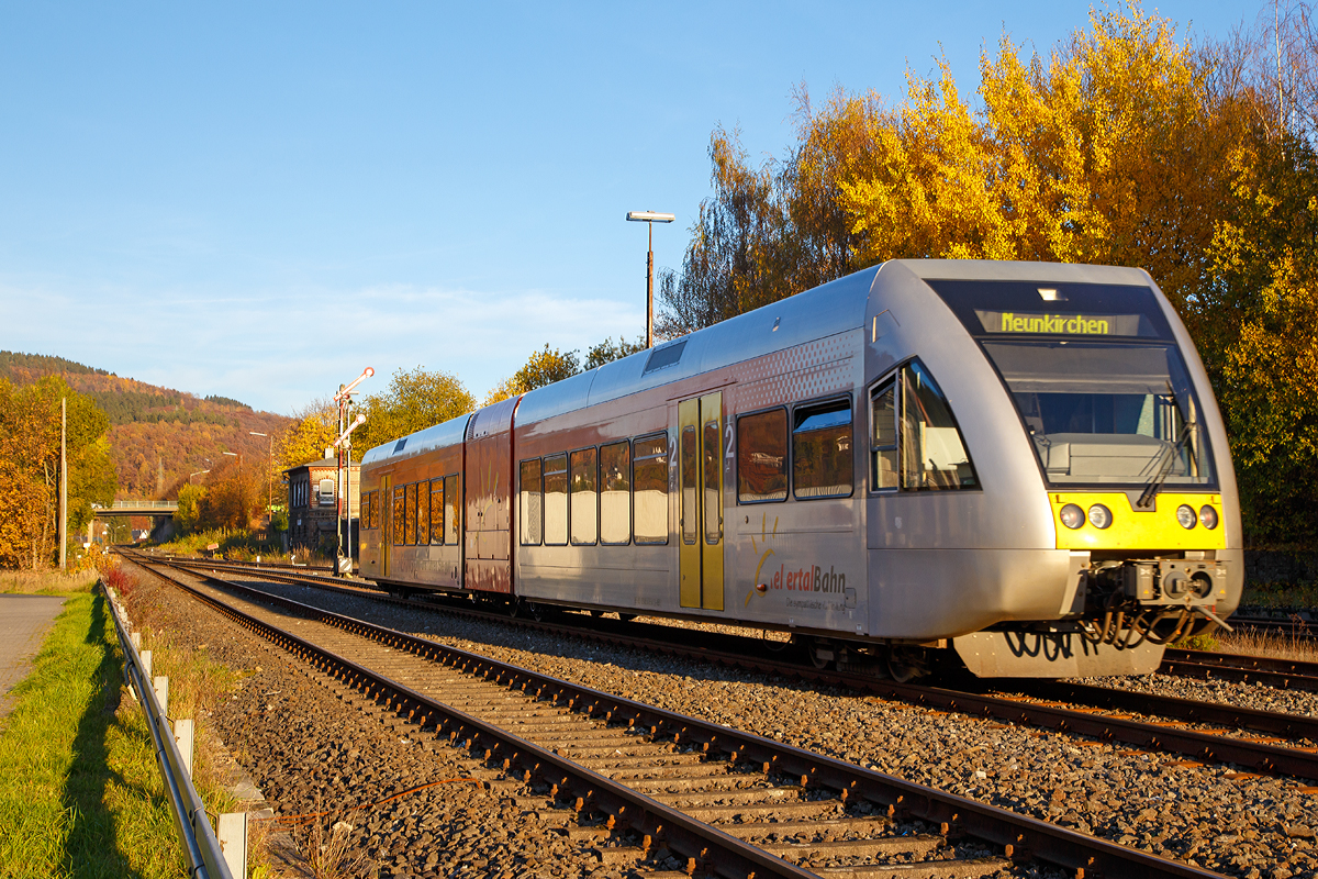 
Der VT 116 (95 80 0646 416-7 D-HEB / 95 80 0946 916-3 D-HEB / 95 80 0946 416-4 D-HEB) ein Stadler GTW 2/6 der HellertalBahn fährt am 02.11.2015, als RB 96  HellertalBahn  (Betzdorf - Herdorf - Neunkirchen), von Herdorf weiter in Richtung Neunkirchen.